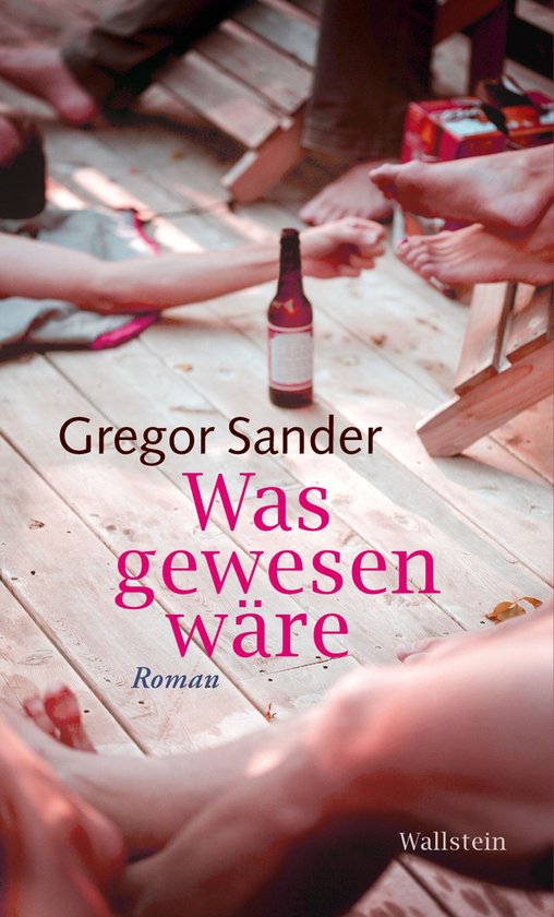 Boekomslag van Gregor Sander, 'Was gewesen wäre', Roman. Een flesje staat op een houten ondergrond omringd door blote voeten.