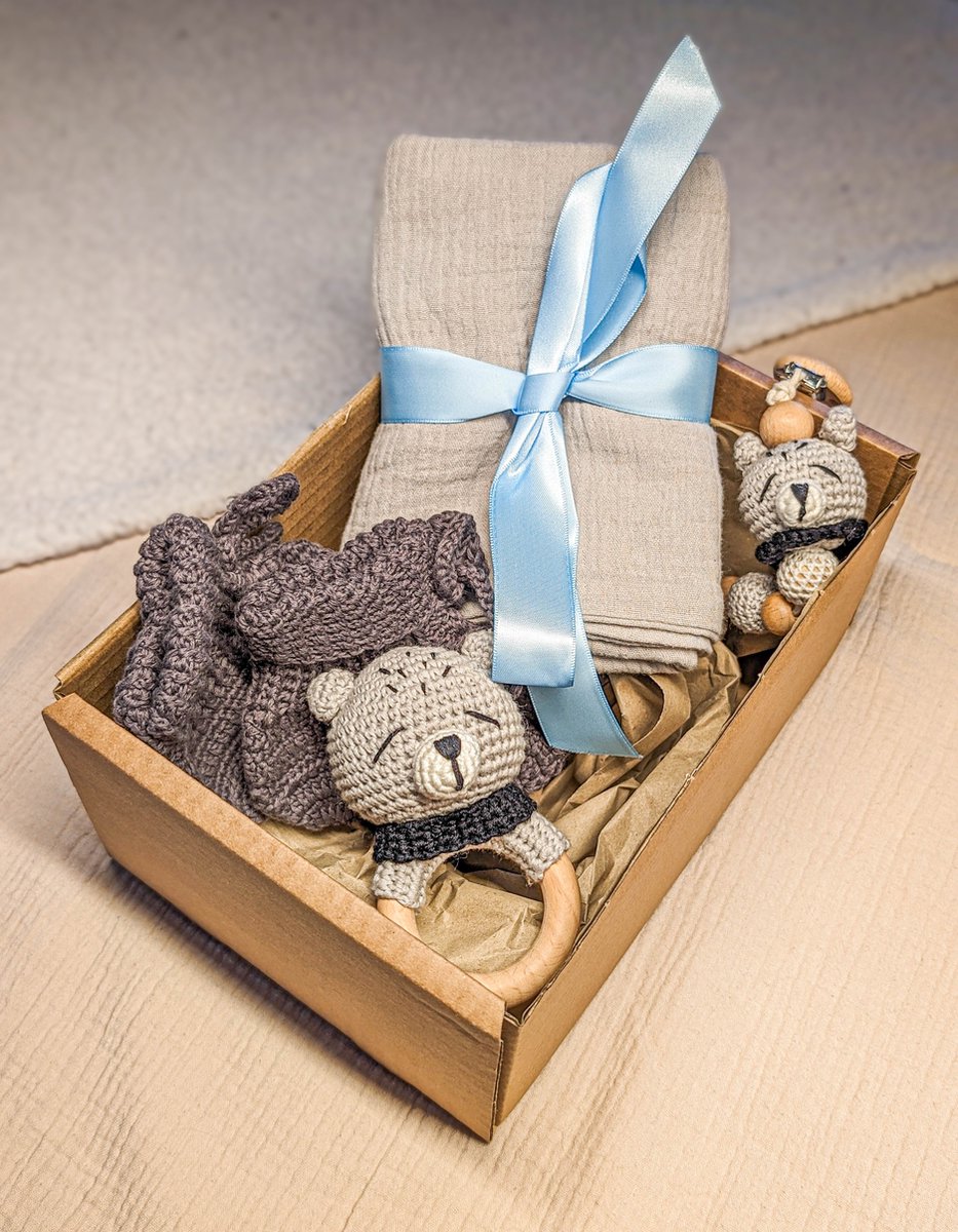 Goedkoopste Kraamcadeau grijze beer 4-delige set - bijtring met gehaakt popje - hydrofiele doek - speenkoord - gehaakte slofjes - kraammand - kraampakket - giftbox - kraamcadeau jongen - kraamcadeau meisje - cadeaubox - babyshower - baby cadeau