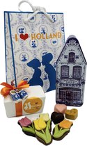 Cho-lala Hollands huisje gevuld met chocolade tulpen - Chocolade cadeau | 150 gram chocolade | Holland chocolate tulips | mini klompenset | Hollands huisje van blik