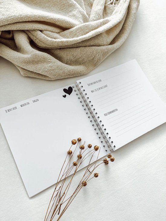 Open boek met een hartje en tekst 'Datum van de echo:', 'Wat zie je op deze echo?', 'Koestermomenten.'.