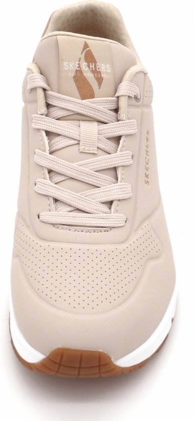 Vue de face d'une basket Skechers UNO naturelle avec lacets, perforations et semelle blanche.