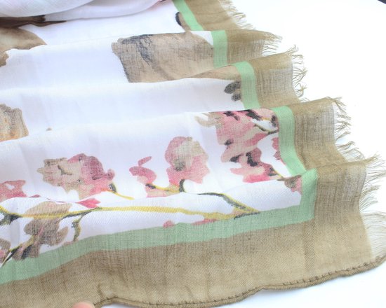 Écharpe florale Lara - Accessoires Junkie Amsterdam- Écharpe femme - Écharpe fine - Écharpe pour le printemps - Katoen- Châle - Cadeau - Imprimé Fleurs - Taupe