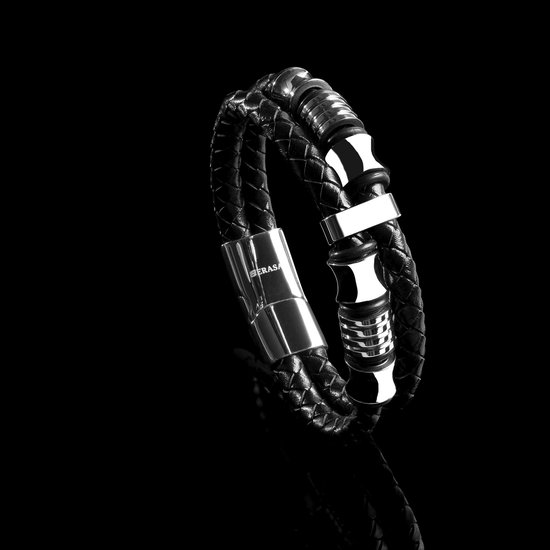 Gevlochten zwarte leren armband met zilverkleurige buisjes, ringen en magneetsluiting op zwarte achtergrond.