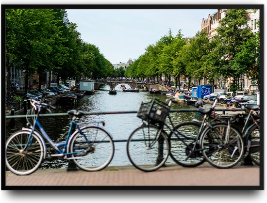 Prachtige foto van Amsterdam met een gracht en fietsen Fotolijst met glas 50 x 70 cm - Prachtige kwaliteit - Nederland - Foto - Poster - Glazen plaat ervoor - inclusief ophangsysteem