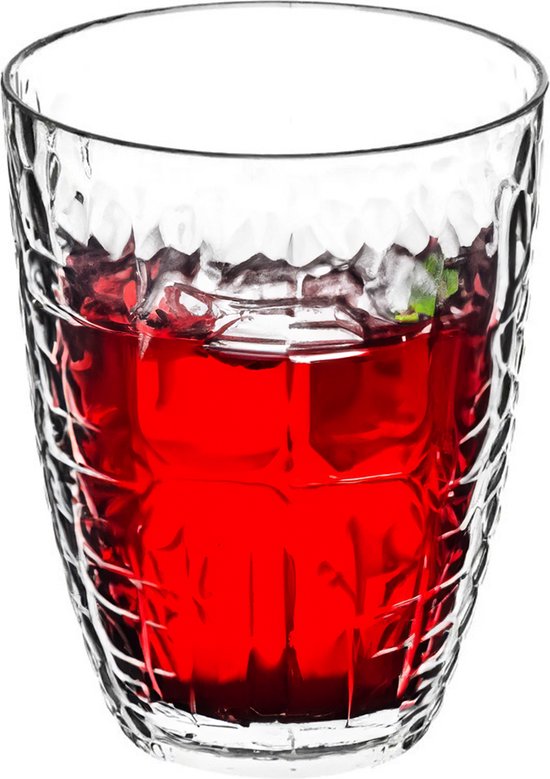 Glazen drinkglas gevuld met rode drank en ijsblokjes, met een textuur van honingraatpatronen.