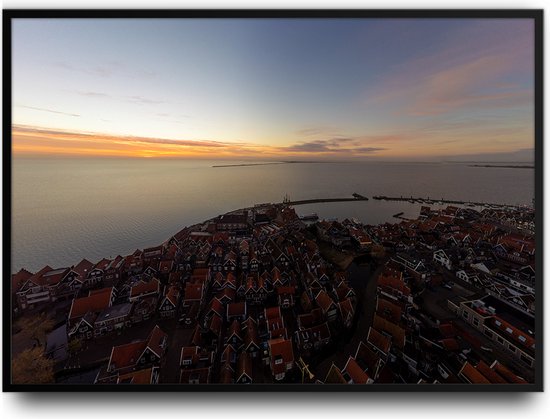 Luchtfoto van Volendam bij zonsondergang Fotolijst met glas 30 x 40 cm - Prachtige kwaliteit - Markermeer - Nederland - Foto - Poster - Harde lijst met Glazen plaat ervoor - inclusief ophangsysteem