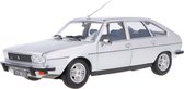 Het 1:18 gegoten model van de Renault R30TX uit 1979 in zilver De fabrikant van het schaalmodel is Norev. Dit model is alleen online verkrijgbaar