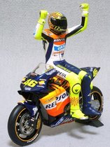 Het 1:12 Valentino Rossi beeldje van het MotoGP Wereldkampioenschap in 2002. De fabrikant van het artikel is Minichamps. Dit model is alleen online verkrijgbaar