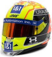 De 1:2 Schuberth Helm van Mick Schumacher Team Haas van de Silverstone GP van 2021. De fabrikant van het schaalmodel is Schuberth. Dit model is alleen online verkrijgbaar.