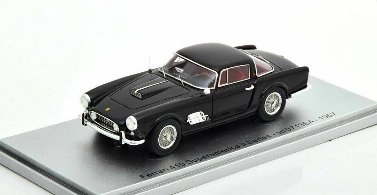 De 1:43 Modelauto van de Ferrari 410 SuperAmerica 2S van 1957 in Black. De fabrikant van het schaalmodel is Kess Models.Dit model is alleen online verkrijgbaar.