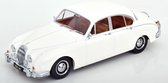 De 1:18 gegoten modelauto van de Jaguar Daimler 250V6 LHD uit 1962 in wit. De fabrikant van het schaalmodel is KK Models. Dit model is alleen online verkrijgbaar.