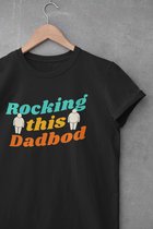 Shirt - Rocking this dadbod - Wurban Wear | Grappig shirt | Leuk cadeau | Unisex tshirt | Vaderdag cadeau | Voetbal | Gewichten | Zwart