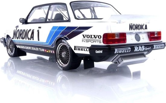 Achterkant van een witte Volvo 240 Turbo raceauto met "NORDICA" logo, racestrepen en "Pirelli" banden.