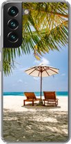 Geschikt voor Samsung Galaxy S22 hoesje - Strandstoel - Parasol - Palmboom - Siliconen Telefoonhoesje