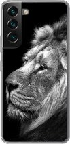 Geschikt voor Samsung Galaxy S22 hoesje - Leeuw tegen zwarte achtergrond in zwart-wit - Siliconen Telefoonhoesje