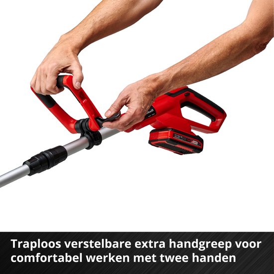 Handen passen een extra handgreep van de rode accugrasmaaier aan op de zilveren steel.