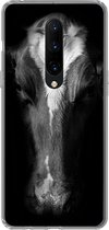 Geschikt voor OnePlus 7 Pro hoesje - Portretfoto koe op zwarte achtergrond in zwart-wit - Siliconen Telefoonhoesje