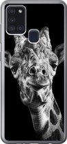 Geschikt voor Samsung Galaxy A21s hoesje - Giraffe tegen zwarte achtergrond in zwart-wit - Siliconen Telefoonhoesje