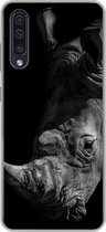 Geschikt voor Samsung Galaxy A50 hoesje - Close-up neushoorn op zwarte achtergrond in zwart-wit - Siliconen Telefoonhoesje