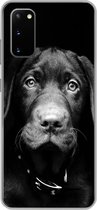 Geschikt voor Samsung Galaxy S20 hoesje - Close-up labrador puppy tegen zwarte achtergrond in zwart-wit - Siliconen Telefoonhoesje
