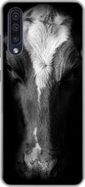 Geschikt voor Samsung Galaxy A50 hoesje - Portretfoto koe op zwarte achtergrond in zwart-wit - Siliconen Telefoonhoesje