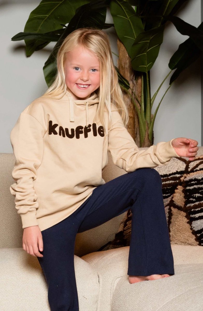Knuffle Classic Hoodie® | Van het bekende Nederlandse merk Knuffle® | Linda: "De perfecte hoodie voor jouw kind! Stijlvol en comfortabel" | Duurzaam geproduceerd in Portugal | Voor jongens en meisjes | In 4 kleuren, dit is maat 146-152, kleur Zand