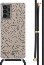 Casimoda® hoesje met zwart koord - Geschikt voor Samsung A13 4G - Abstract Lines - Afneembaar koord - TPU/polycarbonaat - Bruin/beige