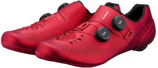 Paar rode fietsschoenen met textuur, twee BOA-sluitingen en perforaties.