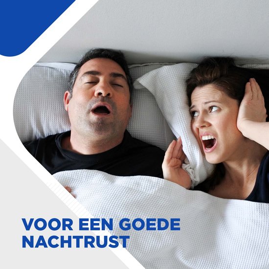 Man snurkt luid, vrouw houdt haar oren dicht. Voor een goede nachtrust, gebruik SleepCore oordopjes.