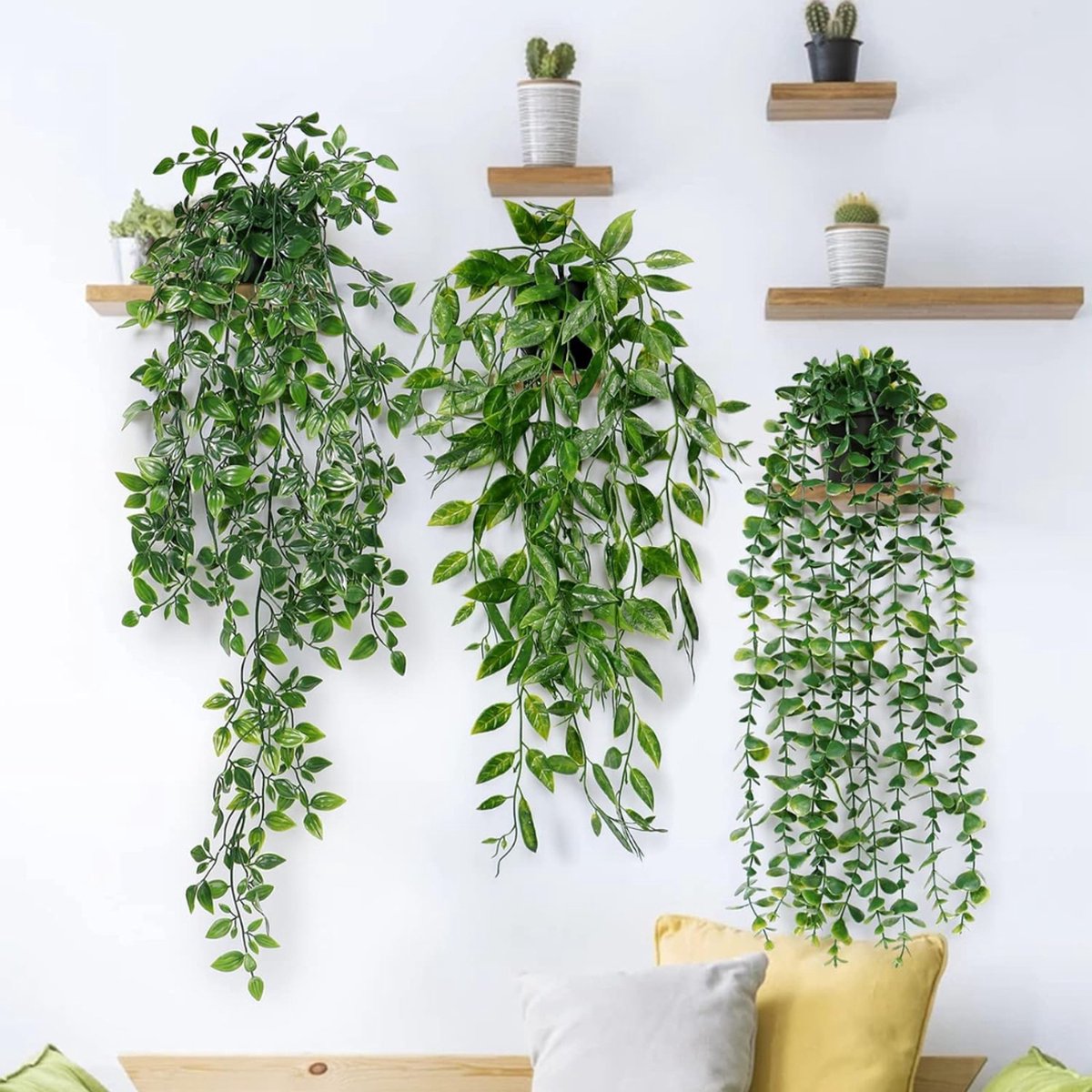 Kunstplanten voor Binnen - "Drievoudige Eucalyptus Kunst Hangplanten: Realistische Bladeren met Potten, 63 cm Lang - Perfect voor Onderhoudsvrije Binnen- en Buitendecoratie in Huis en Tuin."