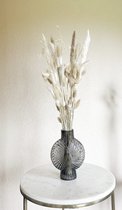 Droogboeket Maaike met schelpvormige vaas - Wit droogbloemen boeket - Antraciet vaas - 16 x 8 x 20 cm - La Florista