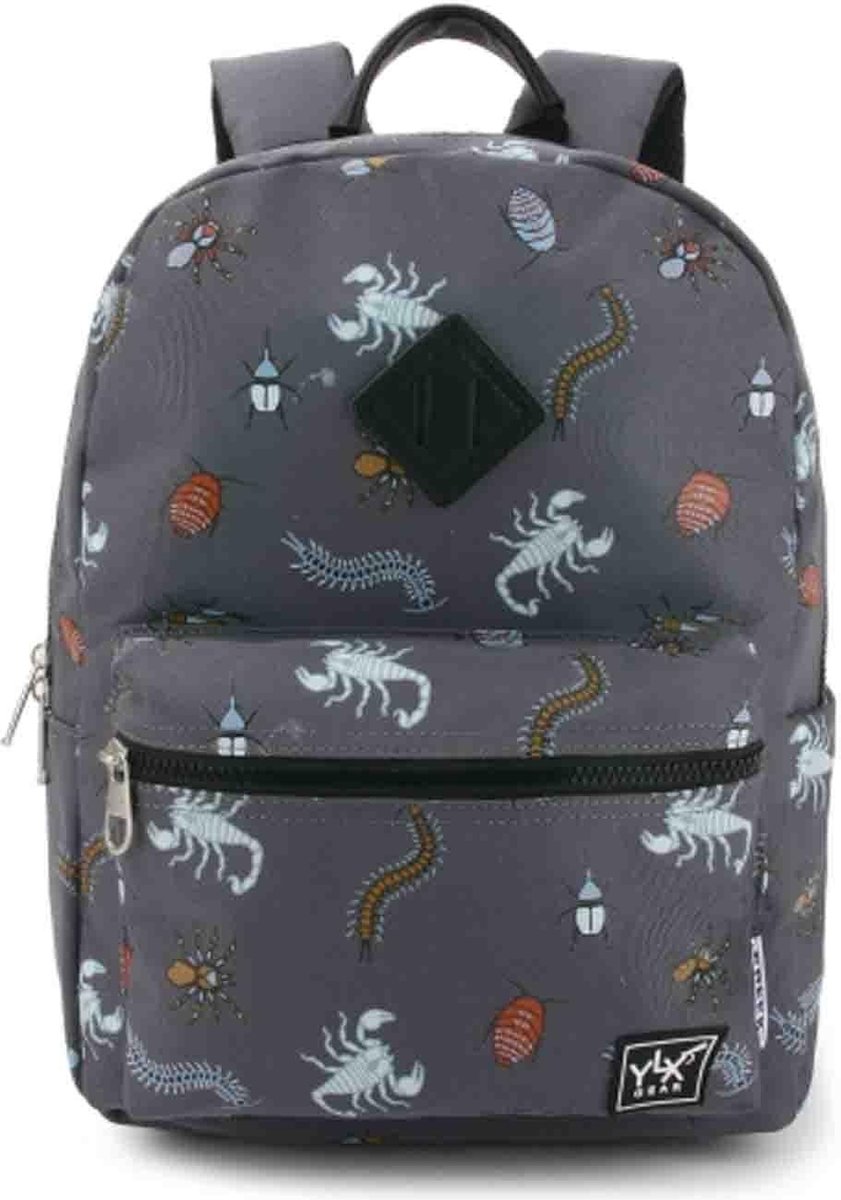 SEASON SALE: YLX Gear & Freek Vonk Oriole Rugzak voor kinderen | Dark shadow & Insects. Donker grijs met lichtgevende insecten. Gemaakt van gerecycled plastic. Jongens, meisjes, schooltas, rugtas. Glow in the dark op Prijzenvolger.com
