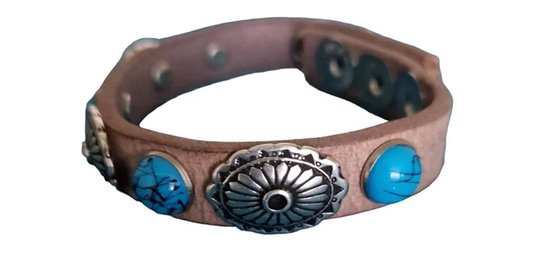 Bruine leren armband met turquoise stenen en zilverkleurige studs.