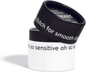 Zwarte en witte verpakking met tekst. Zwart deksel met 'lekker' en 'dutch for smooth luscious'.