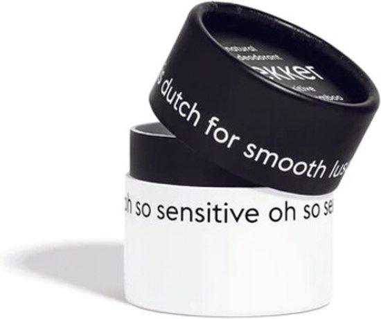 Zwarte en witte verpakking met tekst. Zwart deksel met 'lekker' en 'dutch for smooth luscious'.