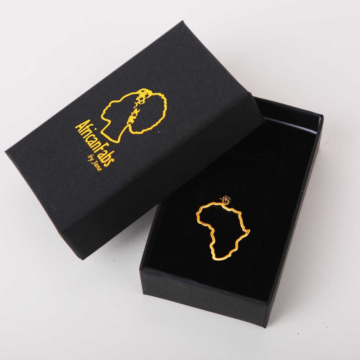 AfricanFabs® 18k Vergulde Afrika ketting / hanger - Afrika kaart halsketting Goudkleurig - Afrika continent vorm (Gold plated African Necklace)