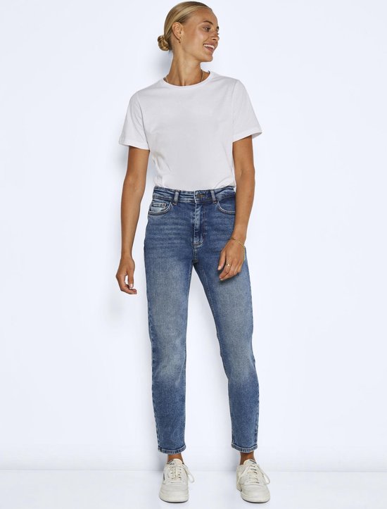 Model in een blauwe jeans met een stonewashed effect, rechte pasvorm en enkellengte.