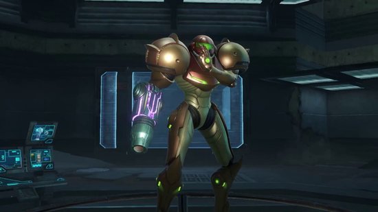 Samus in haar gouden en rode pak, met een paars-blauwe cannon op haar arm.