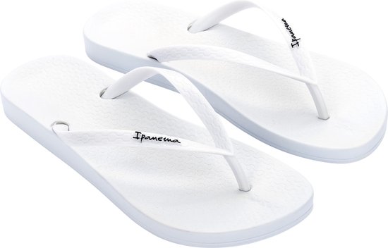 Witte Ipanema teenslippers, schuine opname.