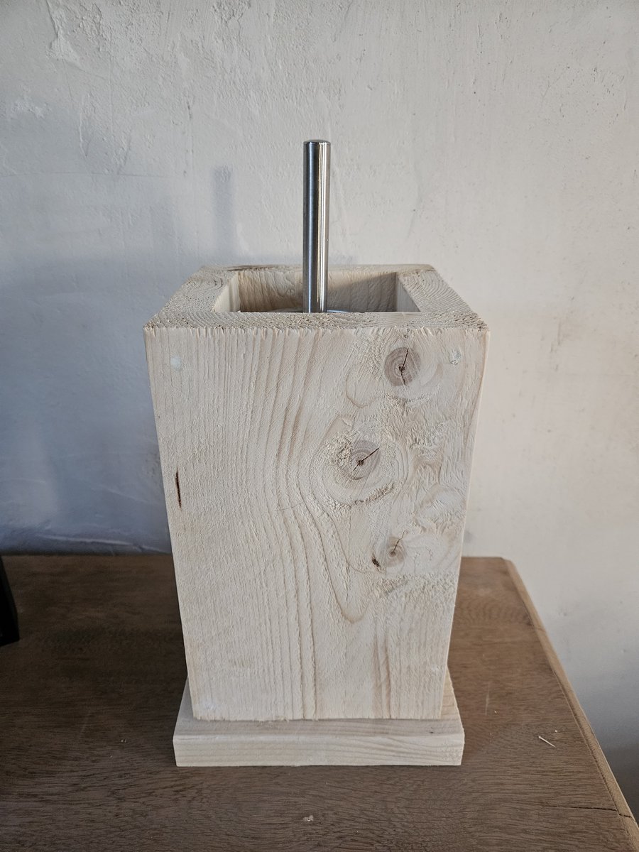 Toiletborstelhouder steigerhout beschermd met afstodende coating.