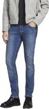 Man met de hand in de zak van een blauwe jeans, met grijze jas.