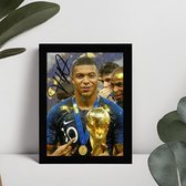 Kylian Mbappé Kunst - Gedrukte handtekening - 10 x 15 cm - In Klassiek Zwart Frame - Paris Saint Germain - Voetbal - Ingelijste Foto - Wereldkampioen met Frankrijk