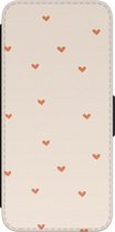 Leuke Telefoonhoesjes - Hoesje geschikt voor Samsung Galaxy S21 FE - Cute hearts - Wallet Case met pasjeshouder - Print / Illustratie - Beige