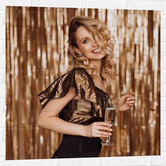 Muursticker - Vrouw - Model - Krullen - Fotoshoot -Drinken - Champagne - Goud - 80x80 cm Foto op Muursticker