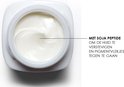 Bovenaanzicht van een open pot met witte L'Oréal Paris Age Perfect crème met sojapeptiden.