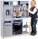 Grijze Miele speelgoedkeuken met koelkast, magnetron, oven, kookplaat en gootsteen, met een lachende jongen.