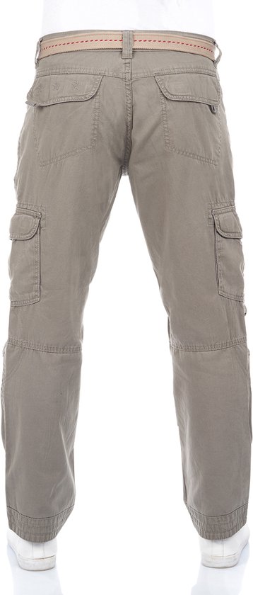 Achterkant man in grijze cargo broek van Timezone met meerdere zakken en beige riem.