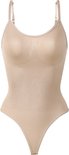 Beige corrigerende body met dunne bandjes, versteviging bij de buste en naadloze afwerking.