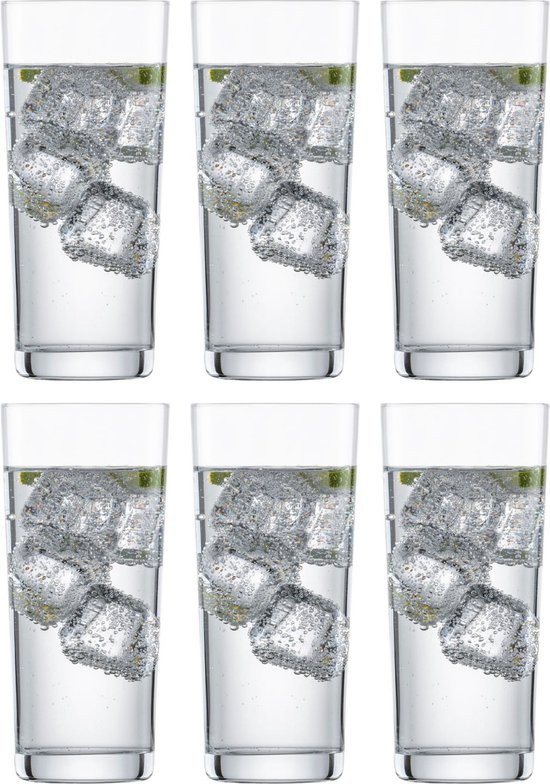 Zes hoge glazen gevuld met water, ijsblokjes en bruisende bubbels, met schijfjes limoen aan de rand.