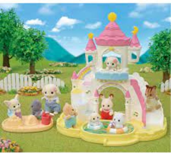 Een Sylvanian Families speelset met een kasteel, glijbaan, zwembad, zandbak en speelfiguren.